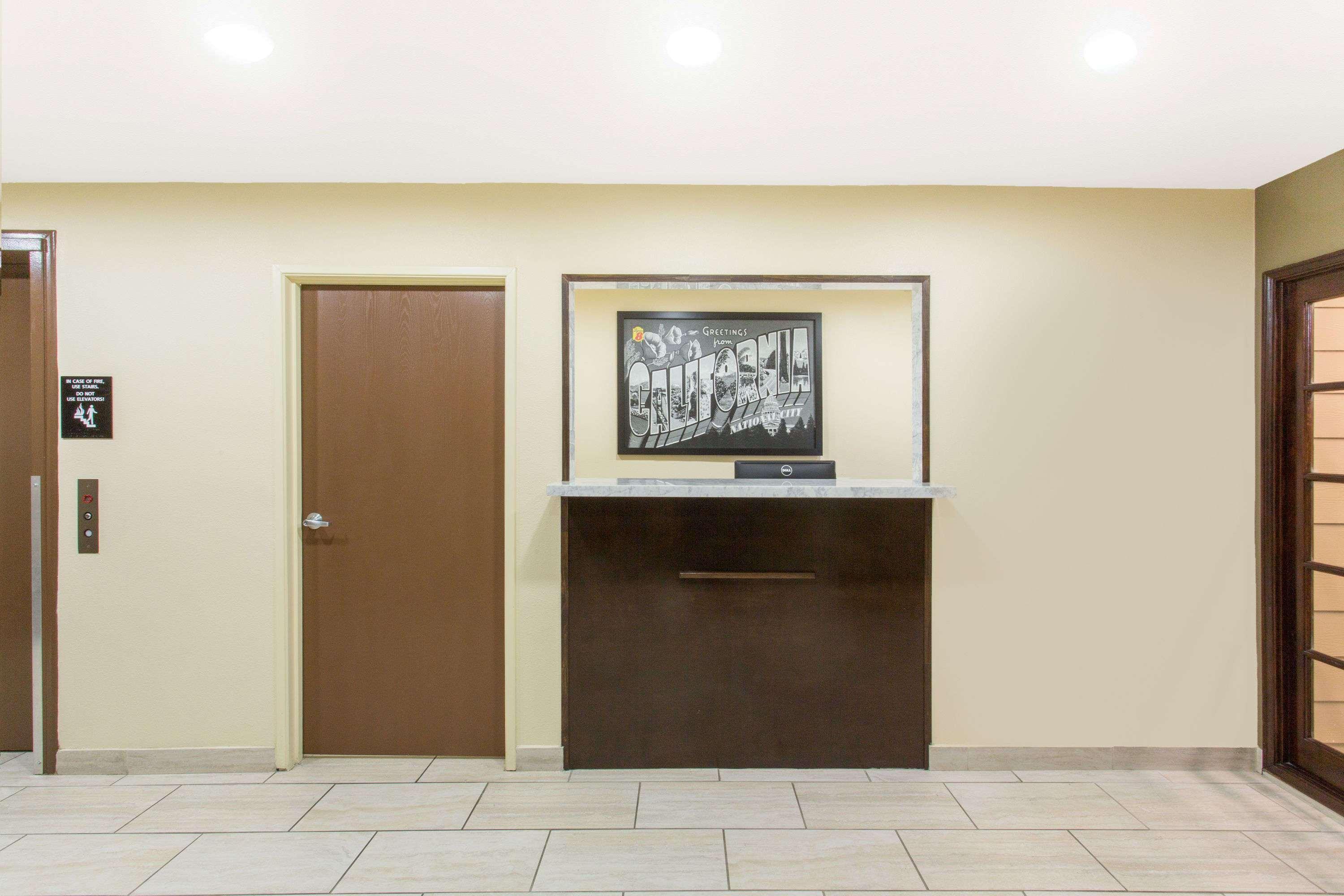 Super 8 By Wyndham National City Chula Vista Екстериор снимка