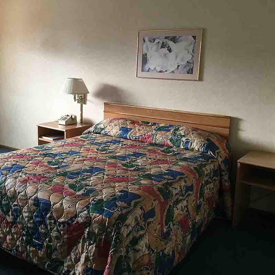Super 8 By Wyndham National City Chula Vista Екстериор снимка