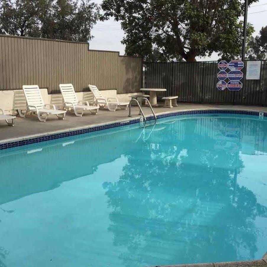 Super 8 By Wyndham National City Chula Vista Екстериор снимка